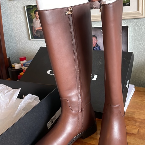 New Coach boots Fynn Boot
Embossed with our iconic - Picture 8 of 17
